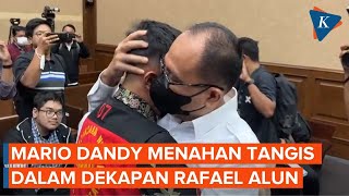 Momen Pelukan Erat Mario Dandy dan Rafael Alun di PN Jakarta Pusat