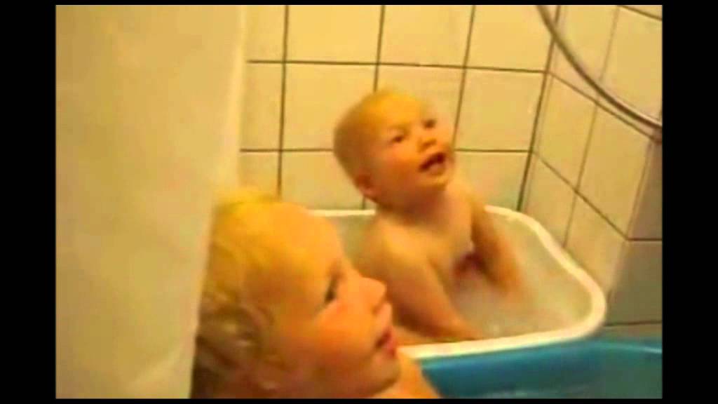 Девочка купается в ванной. Купает дочку видео. Девочки в ванне. Папа купается в ванной. Девочки в ванне.