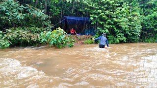 BERMALAM DIPINGGIR SUNGAI ARUS DERAS, DIGUYUR HUJAN DERAS SAAT TENGAH MALAM