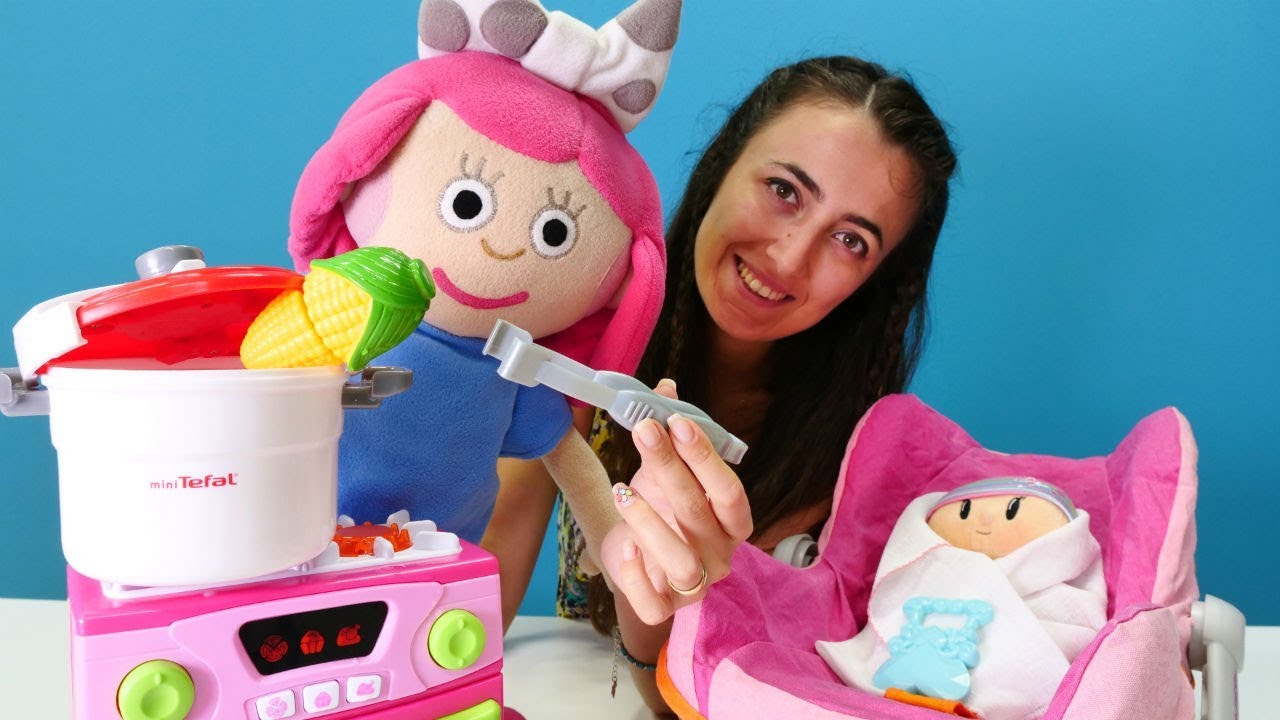 Bebek bakma. Sevcan Smarta için mısır pişiriyor. YouTube