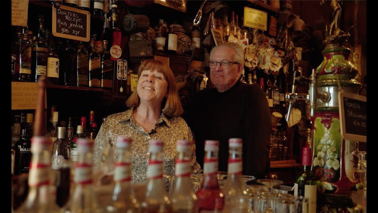 Het KLEINSTE CAFÉ van AMSTERDAM: Café de Dokter | FanClub Centrum