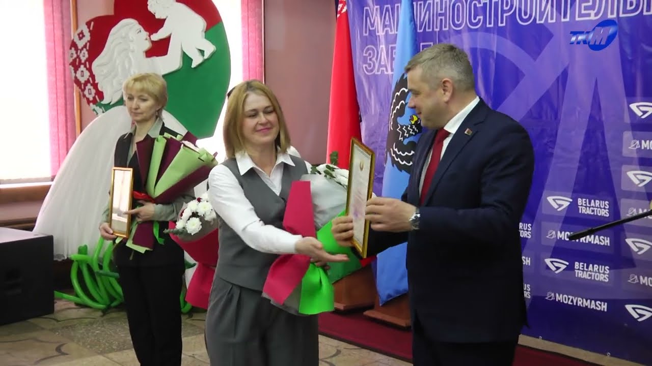 Министр промышленности Андрей Кузнецов поздравил с 8 Марта женщин 3 мозырских предприятий