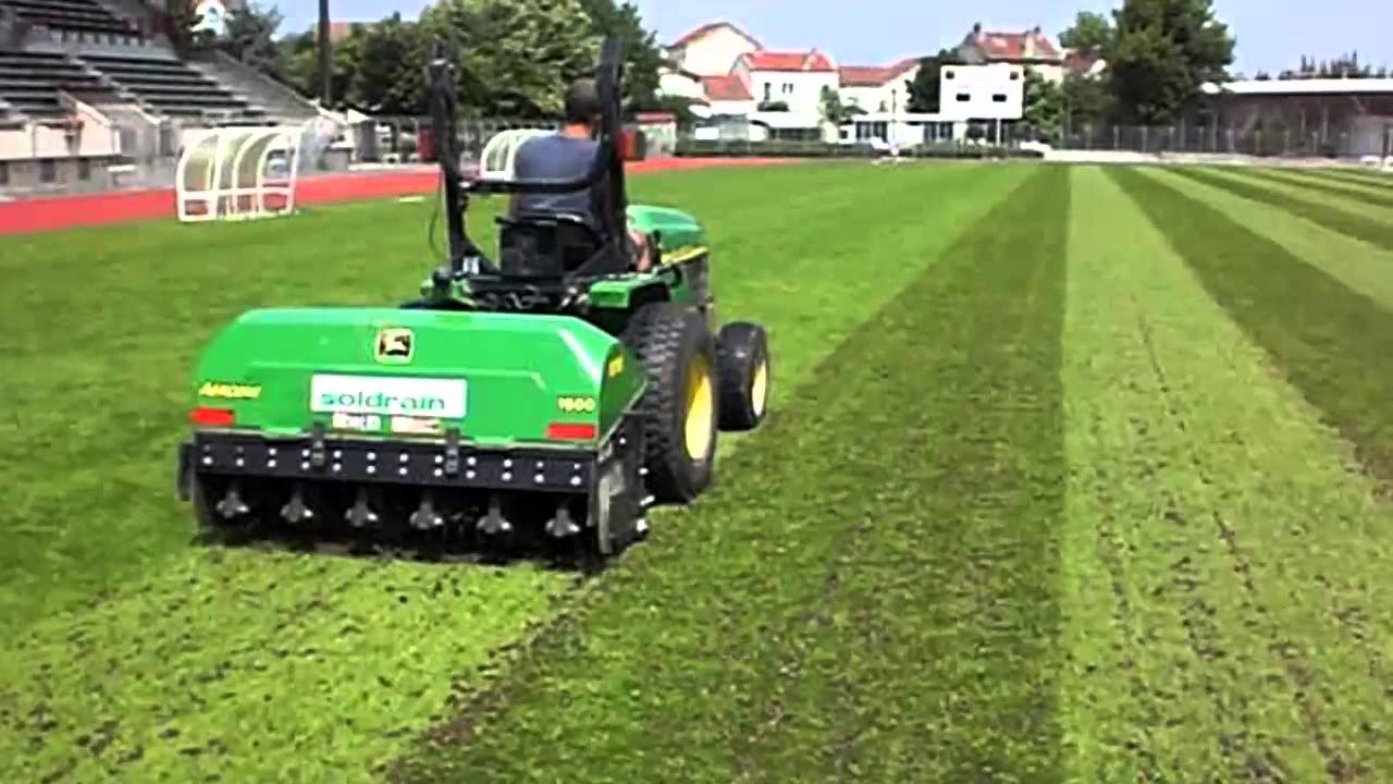 Aération par carottage des pelouses sportives. John Deere