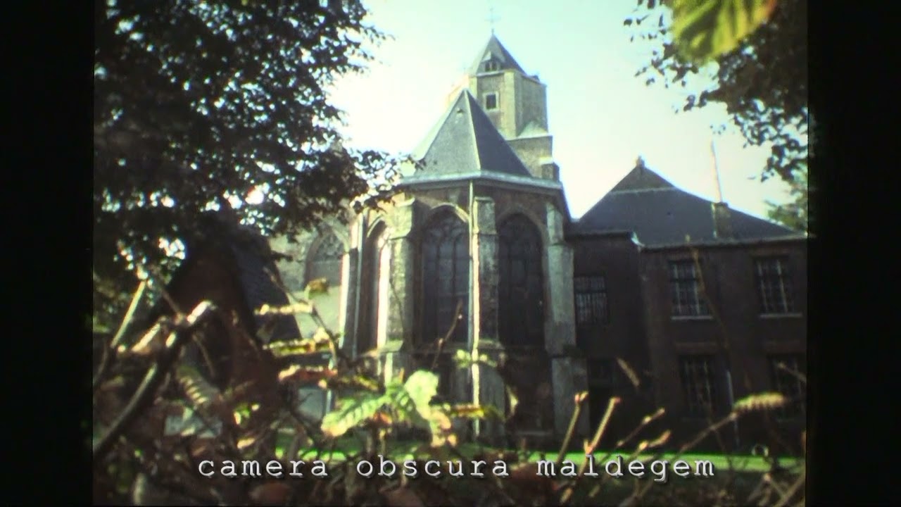 6323 De Sint-Barbarakerk in Maldegem is toegewijd aan Barbara van Nicomedië (film super8)./S8