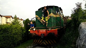 Tovroni vlak pelje tovor iz Papirnice Vevče.