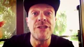 Max Pezzali saluta Nile Rodgers (Le canzoni alla radio - Sub Ita)