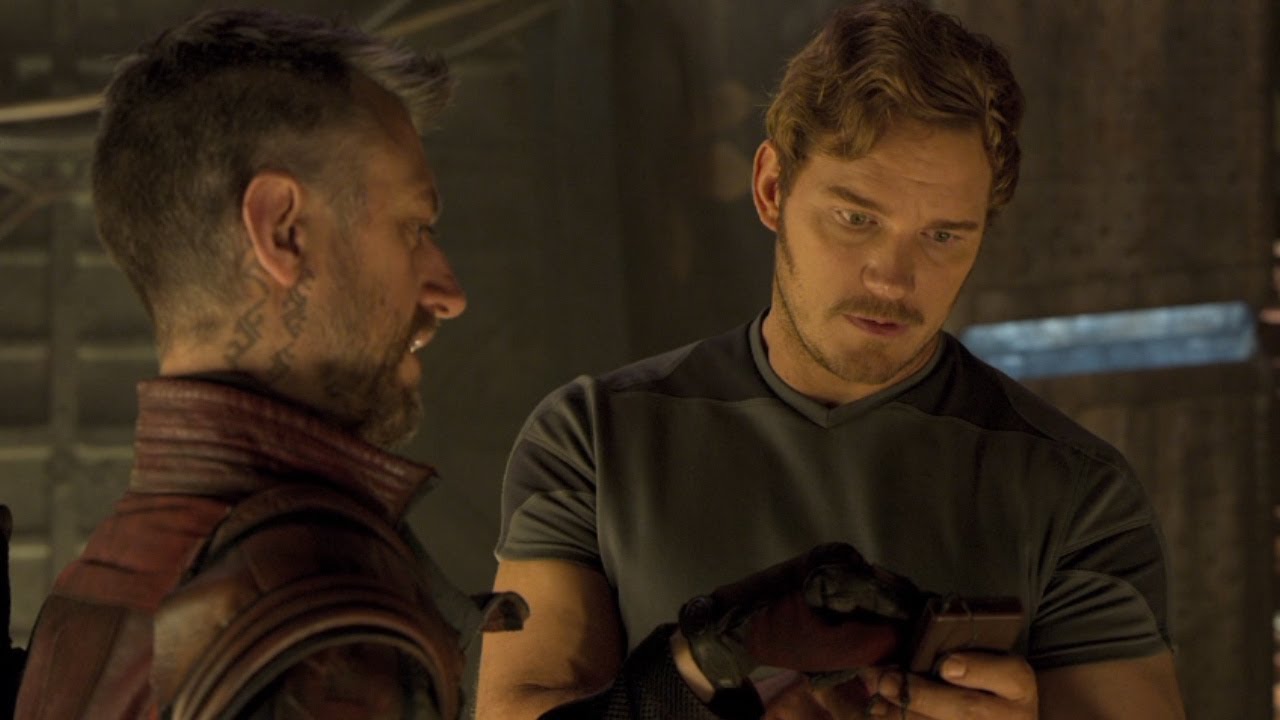 exclusive-chris-pratt-learns-how-to-work-a-zune-in-guardians-of-the