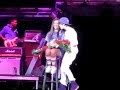 Justin Bieber saca a una niña en un concierto y le da un beso:$