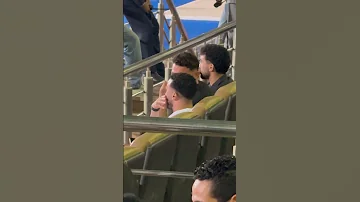ضحك هزار محمد عبدالمنعم مع ياسر إبراهيم في مباراة الاهلي وبيراميدز 