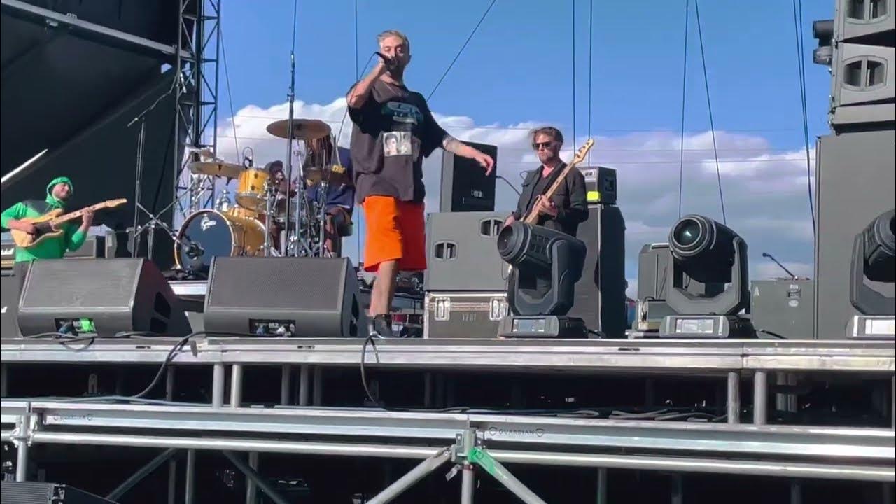 Glassjaw tip your bartender / you think you’re John Lennon when we