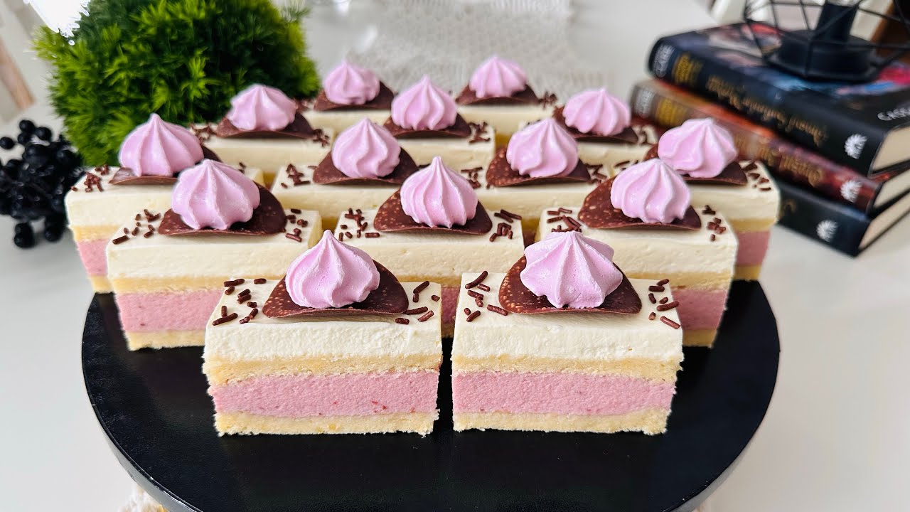 Prăjitură simplă și delicioasă cu cremă de căpșuni și frișcă - mereu în centrul atenției