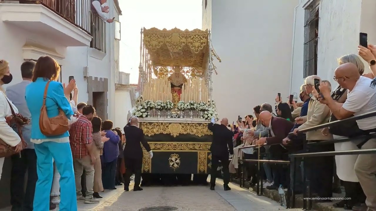 Espectacular subida de la Virgen del Rosario por la Ladera del Correo en Jerez de los Caballeros