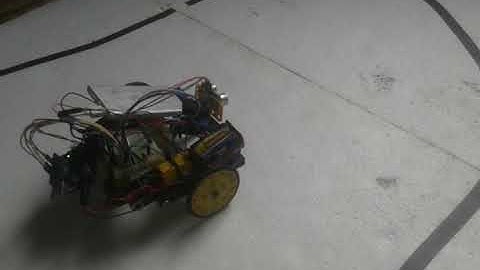 Robô utilizando plataforma arduino seguir de linha e desvia de obstáculo