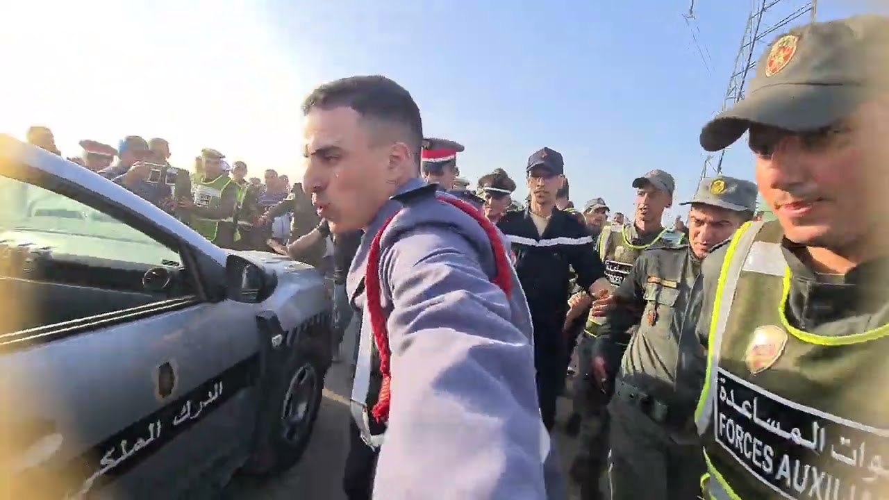 شوفوا اشنو واقع #سيدي #سليمان لحظات مؤثرة لإنقاذ شاب بعد 8 ساعات فوق عمود كهربائي بعلو يفوق 60 مترًا