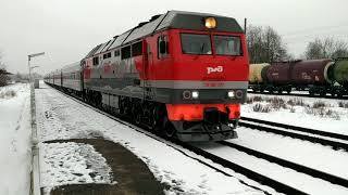 ТЭП70БС прибывает на станцию Кингисепп со скорым поездом 33 Москва - Таллин.