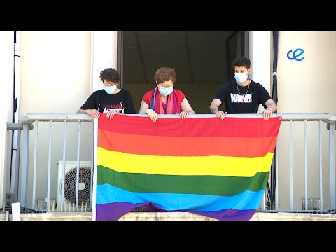 Delegación del Gobierno despliega una bandera arco iris en el Día del Orgullo