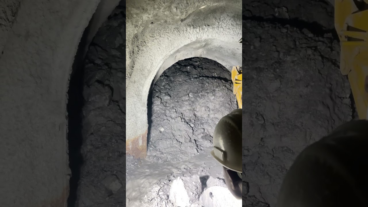 Tunnel excavation | Shear bands| Groundwater |