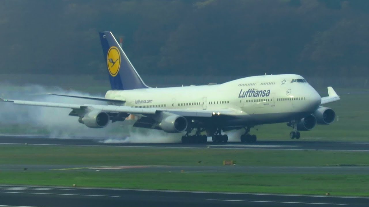 PEOPLE GETTING EXCITED: Lufthansa Boeing 747-400 [D-ABVZ] Landing