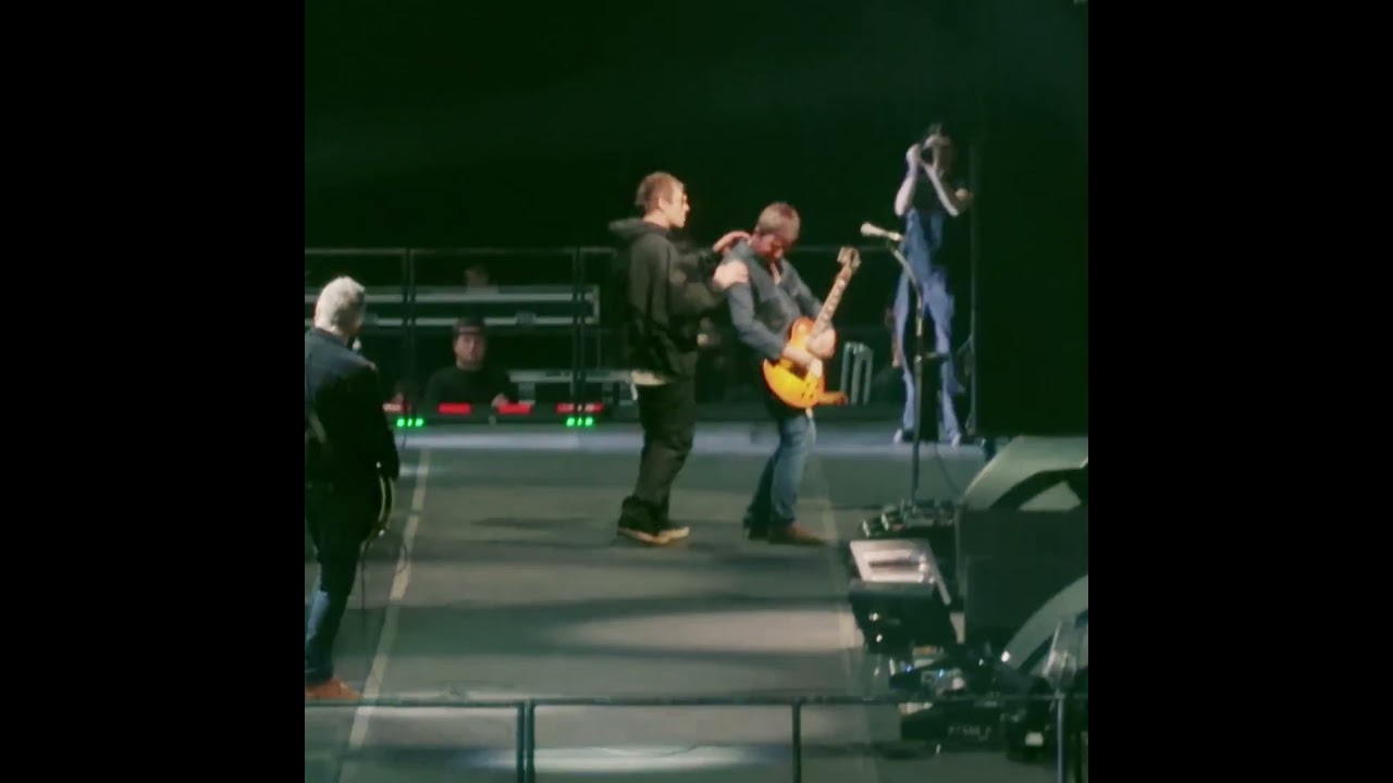 Liam Kisses Noel on Stage in Tokyo 😳🇯🇵 