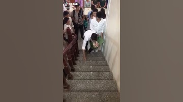 Chú rể uống rượu tren từng bac than