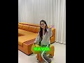 Mulher com unico sofa tecnilogicom do mundo!