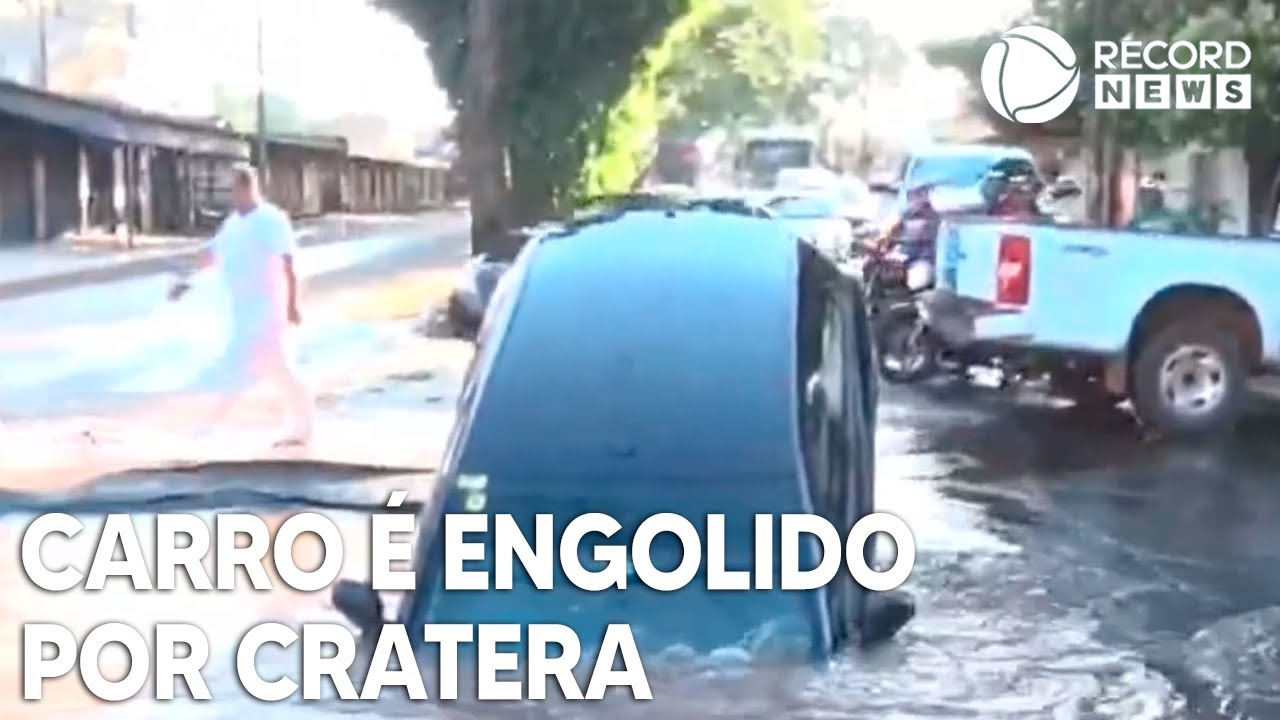 Carro é engolido por cratera após rompimento de adutora