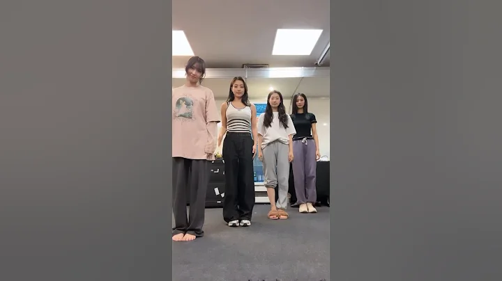 in our matching sweats #트와이스 #TWICE #모모 #MOMO #지효 #JIHYO #다현 #DAHYUN #쯔위 #TZUYU