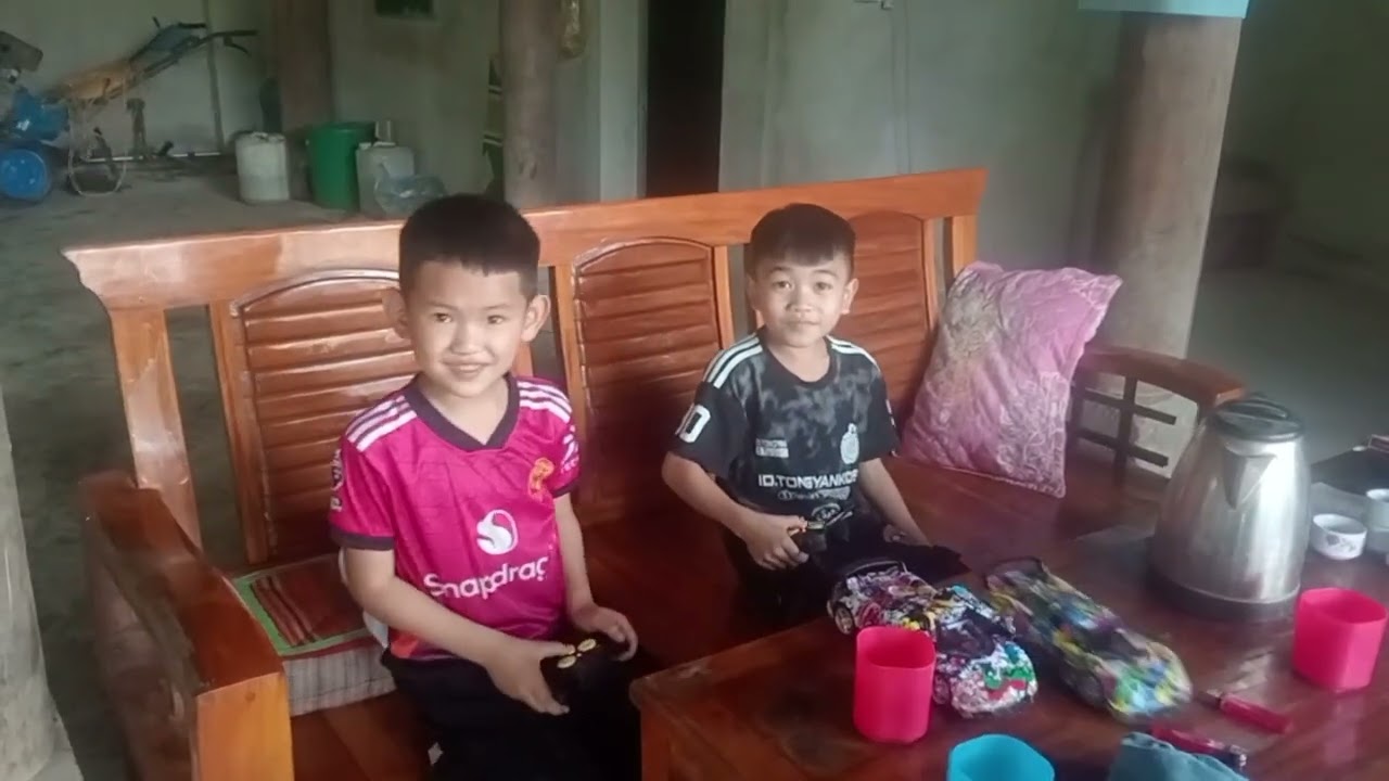 Các anh chị đi chúc Tết các em ở Mường Mùn