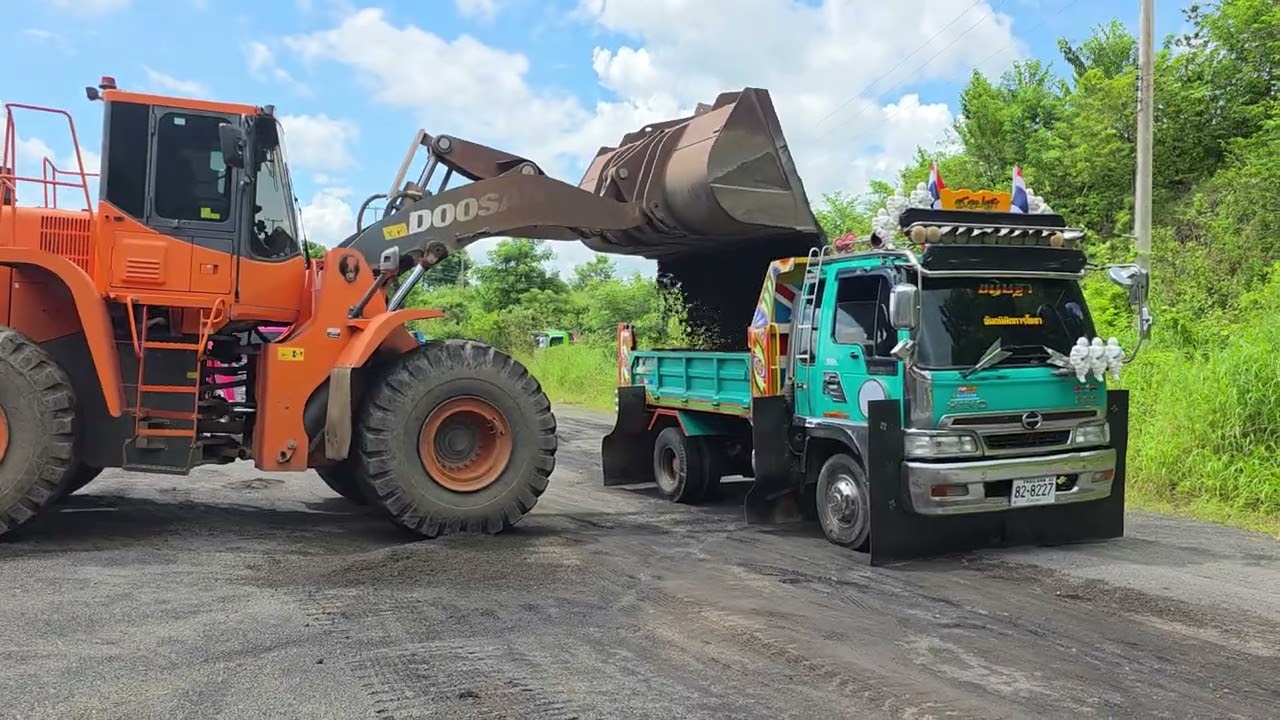 เริมภารกิจตัดหินนำหินไปทำทางให้ตชดที่ศรีสะเกษ