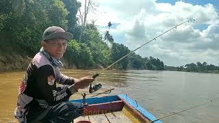 YA TUHAN!!! Lagi Asik-Asik Mancing Ikan Baung Sesuatu yang Besar Terjun Kedalam Sungai