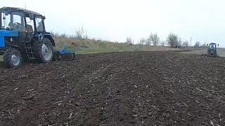 🚜 МТЗ 82.1 дискує , а 🚜 МТЗ 892 слідом культивує .