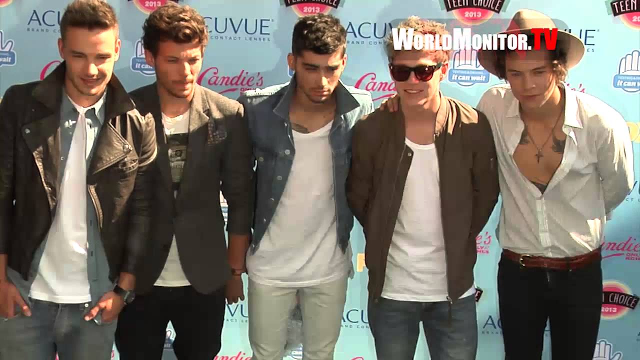 Участники группы One Direction Гарри, Лиам, Найл, Зейн и Луи прибыли на церемонию вручения премии...