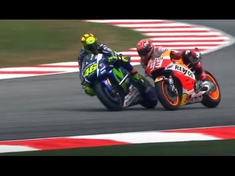 Rossi fa cadere Marquez durante il GP di Sepang 2015