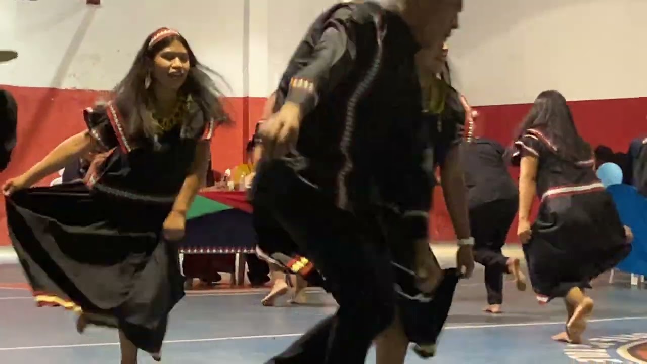 Presentación del grupo Besikomodels en el certamen brare ngobe Bugle.