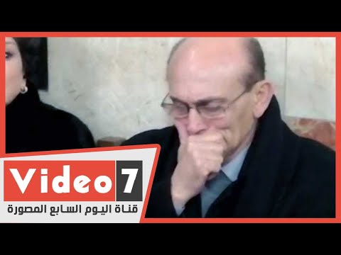 بالدموع محمد صبحي يقبل رأس ابنة الكاتب لينين الرملي في عزائه