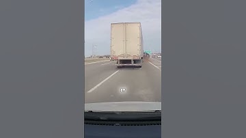 Vrachtwagenbotsing zorgt ervoor dat SUV over de kop slaat😬