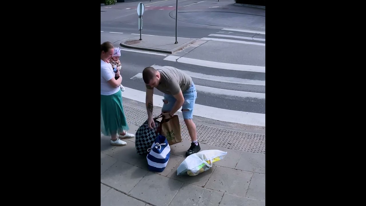 Kind stranger helps mother and child 