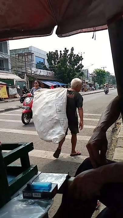saat nya nyeger minum es di pinggir jalan raya#shortsvidio