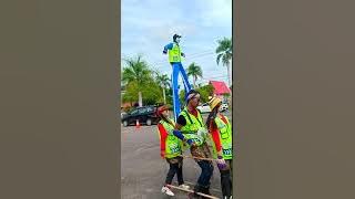 Badut Kaki Panjang Joget Bareng Boneka Bertiga