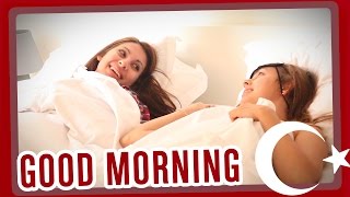 Holiday Morning Routine - Istanbul
Guten Morgen aus Istanbul. Heute zeigen euch Nisi und Talisa ihre Morgenroutine aus der türkischen Metropole. Was erleichtert euch das Aufstehen?
***************************************
Link zum Gewinnspiel:
http://www2.henkel-lifetimes.de/rdir.php?rid=545z56454332tt44
Dauer und Verlosung:
Das Gewinnspiel läuft vom 1.10.14 bis 25.11.2014. Die Gewinner der Reise und der Sofortgewinne werden von Henkel Lifetimes kontaktiert.
Die Teilnahmebedingungen der Verlosung findet ihr auf der Gewinnspielseite.
Für dieses Video erfolgte eine Zusammenarbeit mit Henkel Lifetimes.
***************************************
Diese Magnolien sind in diesem Video dabei:
Nisi https://www.youtube.com/user/Nisi156
Talisa https://www.youtube.com/user/Bluetenschimmer
***************************************
Die Bilder unserer Reise findet ihr unter #magnoliasontour
Musik: Audionetwork
Make-Up Essentials by JessyWunderland & Akalineable: http://bit.ly/ZfUNaD
Eyeliner Tutorial by Kisu: http://bit.ly/1BMOeZP
***************************************
https://www.twitter.com/MagnoliaNetz
https://www.instagram.com/magnolianetz
https://www.facebook.com/Magnolianetz
http://de.pinterest.com/magnolianetz/ Holiday Morning Routine - Istanbul