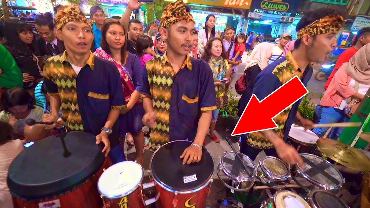 Aksi Skill Luar Biasa PRASTYO CAREHAL Memainkan BASS SELO - Juragan Empang (Angklung Malioboro)