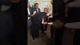 पैसे के लिए वकीलों ने मारपीट हो गया।#LawyersClash #MoneyDispute #BreakingNews #PoliceAction #Court