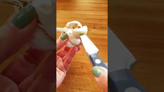 Garlic peeling hack that actually works | طريقة تقشير الثوم في ثانية