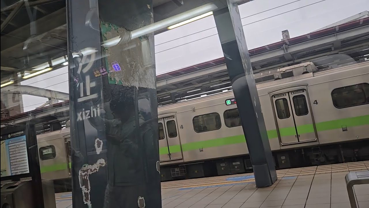 1212次新竹發車經由西部幹線開往基隆的銀綠色微笑號EMU900型十輛一編組EMU944區間車，和1223次瑞芳發車經由宜蘭線開往新竹的銀綠色微笑號EMU900型十輛一編組EMU942區間車