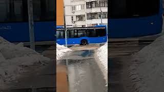 Walk to street in snowy city roads транспорт moscow like