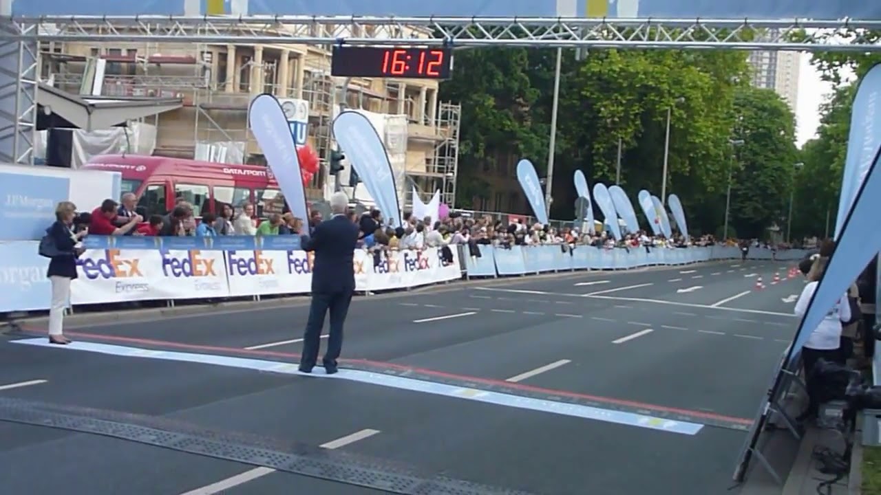 ERSTE MÄNNER IM ZIEL BEIM JPMCC 2012 JPMORGAN Chase Run 