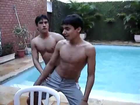 Dos chicos bailando