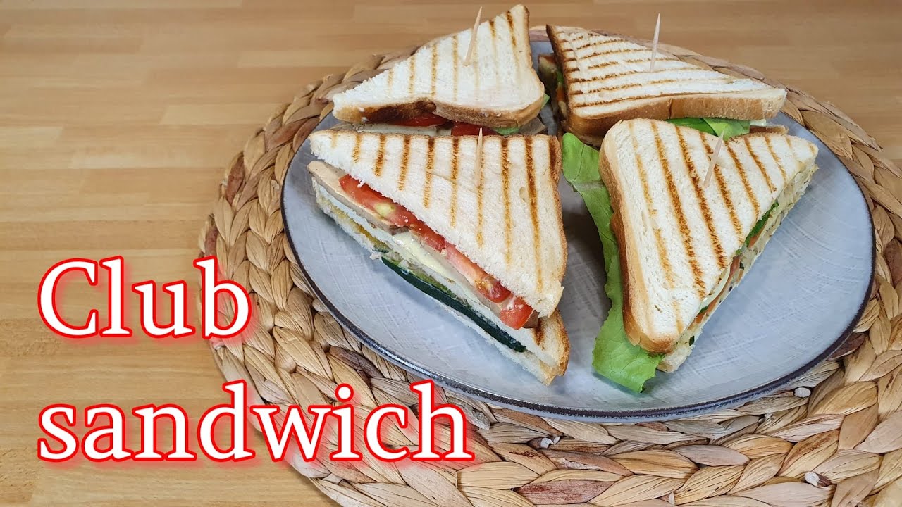 Club sandwich con Tonno vegano, Salmone vegano, maionese di tofu, verdure, hummus borlotti e funghi