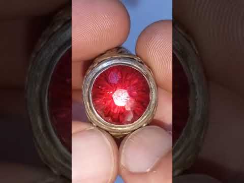 تحفه نادره من المجوهرات الملكيه والصياغات الثقيلة