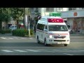 クラクションでリモートサイレンを操作する救急車